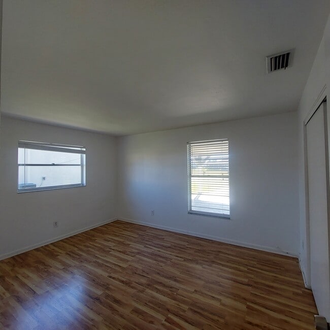 Building Photo - 1213 SW 48th Ter