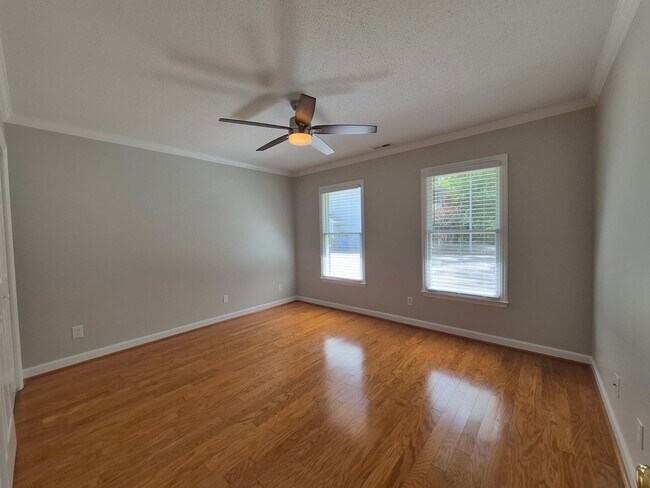 Building Photo - NEW LISTING!!!!!