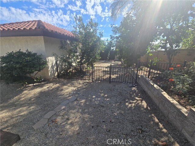Building Photo - 9388 Valley View St