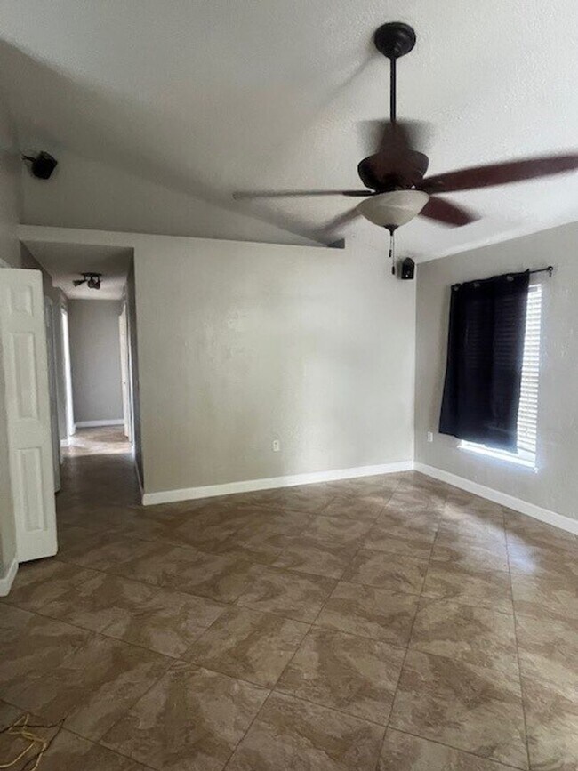 Building Photo - 3 Bedroom House with Large Back Yard