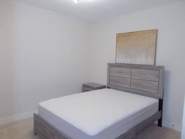 Building Photo - Beautifully Furnished 2-Bedroom 2-Bath Tow...