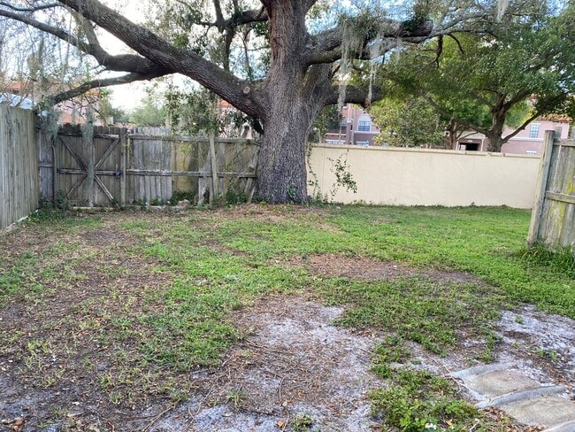 Building Photo - Spacious 3 bedroom, 2 bathrooms multiplex unit. 2 story in Alafaya