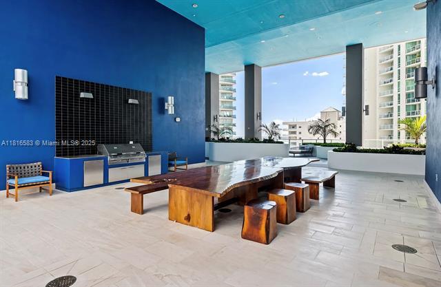 Building Photo - 1300 Brickell Bay Dr