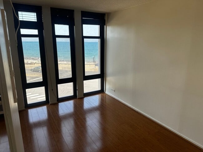 Building Photo - Sunny Studio with Lakeside Views