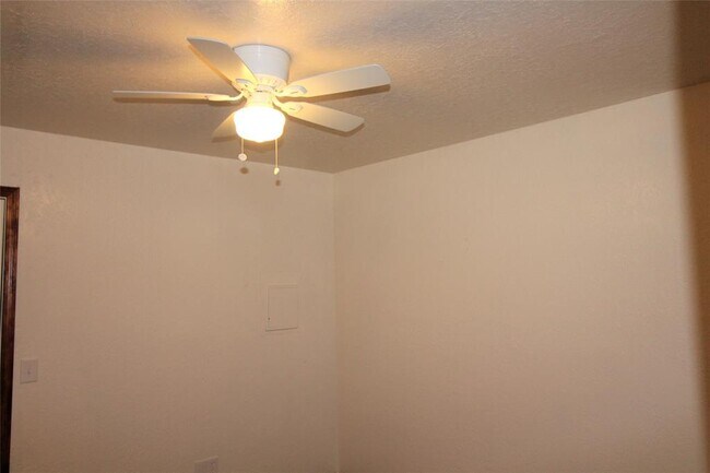 Building Photo - 1901 E Lindsey St