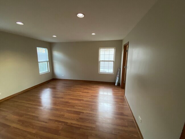 Building Photo - 610 Springbrook Trail N