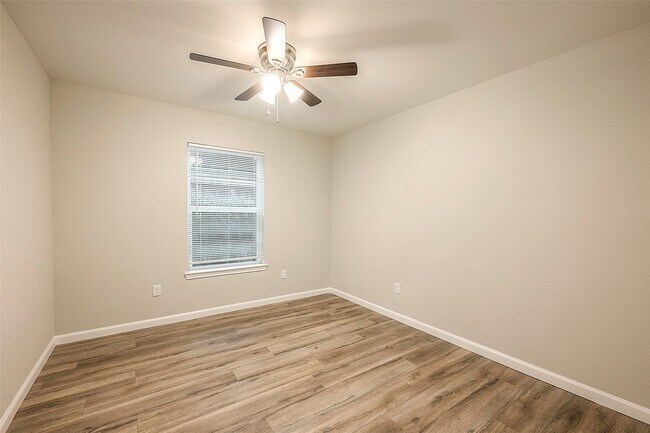 Building Photo - 5755 Heron Dr