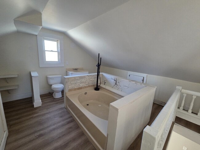 Building Photo - 423 Clover St