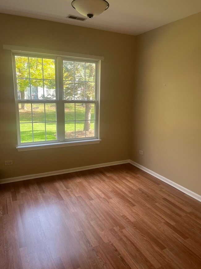 Building Photo - 1219 N Village Dr