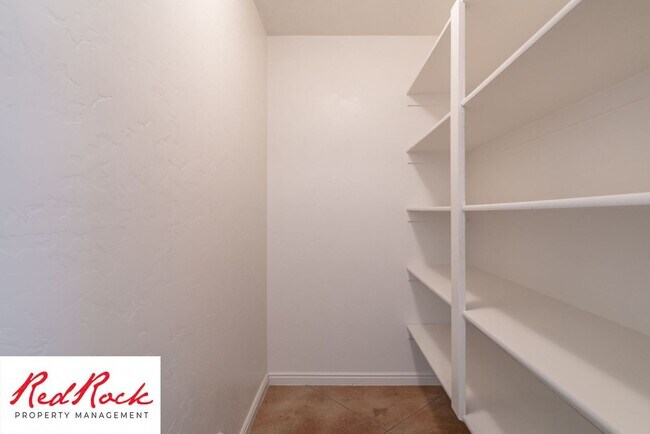 Building Photo - DOG-FRIENDLY 4 Bedroom Townhome with INTERNET INCLUDED!