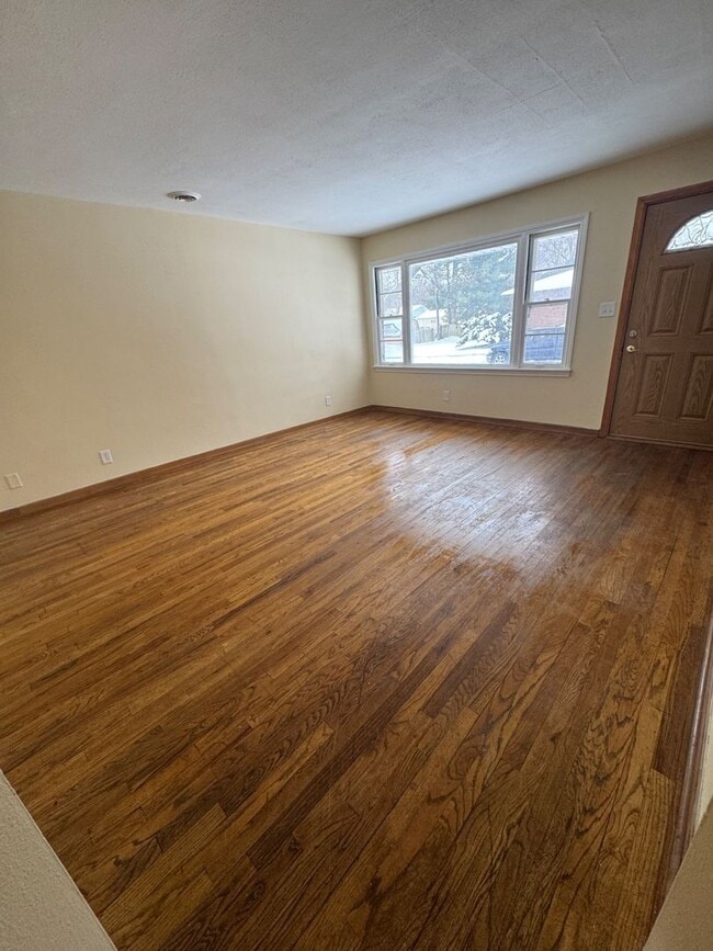 Building Photo - Large Ranch Style Home for Rent with Attached 2 car garage