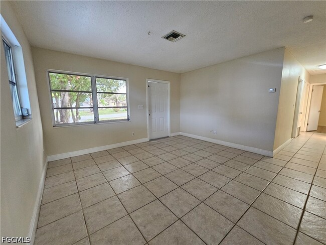 Building Photo - 423 Morgan Cir S