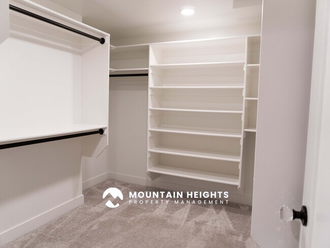 Building Photo - 8589 Kings Hill Dr