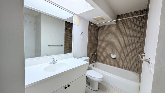 Building Photo - Newly remodeled Large 3 bed/2 bath/2 parking end unit with ocean and city views