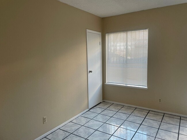 Building Photo - BEAUTIFUL AND AFFORDABLE 2 BEDS 1  BATH APARTMENT AVAILABLE FOR RENT !!!