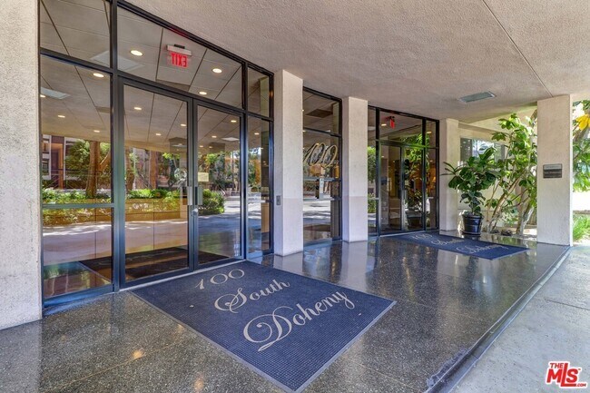 Building Photo - 100 S Doheny Dr