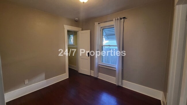 Building Photo - Charming 2 BD | 1 BA West Linn Cottage - R...