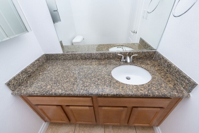Building Photo - 2BR/1.5BA Condo! 2 parking spaces