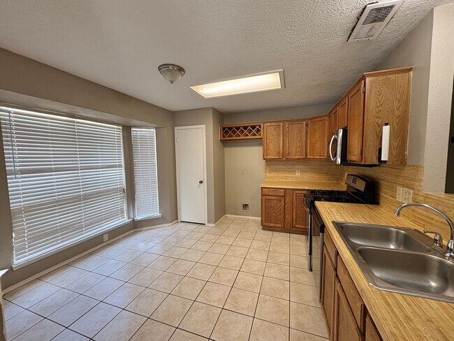 Building Photo - 16307 Leamington Ln