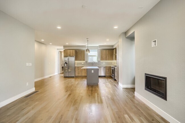 Building Photo - 3 bedroom / 3.5 bath Townhome + 2 Large Flex Spaces & Spacious Roof Top Deck!