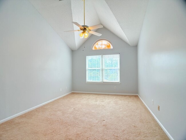 Building Photo - Move in Ready 2 bedroom condo Prime location