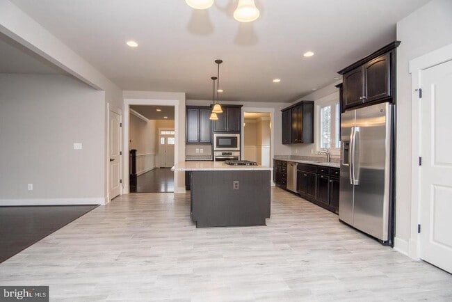 Building Photo - 6928 Regent Ln