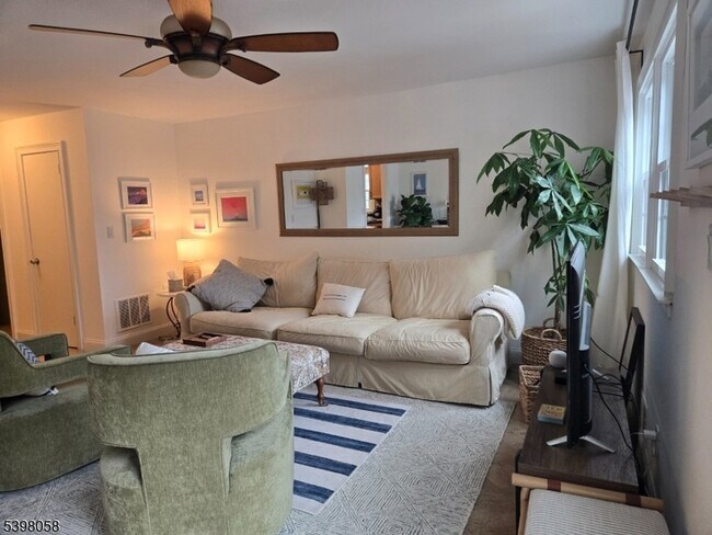 Building Photo - 87 E Main St