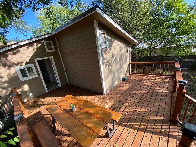 Building Photo - 2511 E 9th St