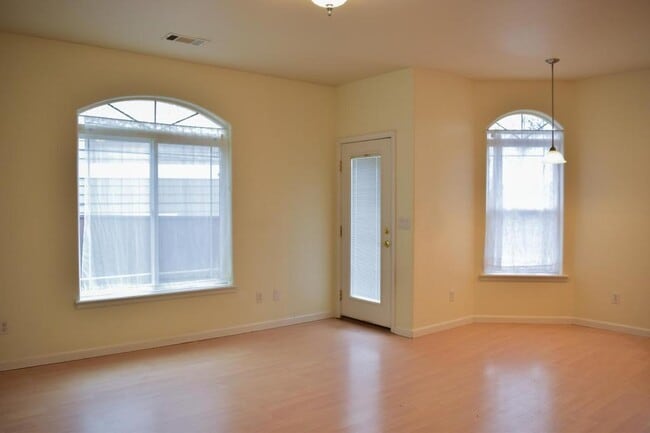 Building Photo - 2914 Farmington Ave