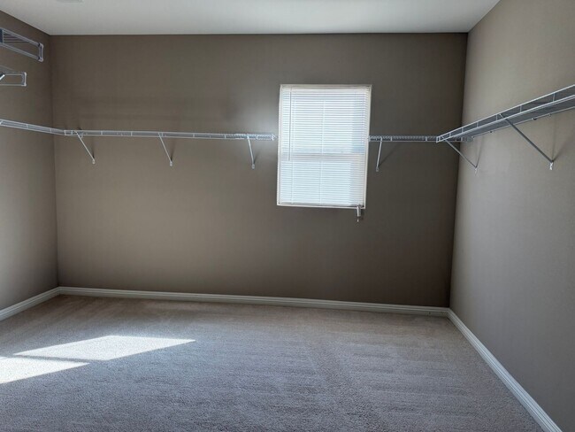 Building Photo - 4bedroom 3 bath 3 car garage