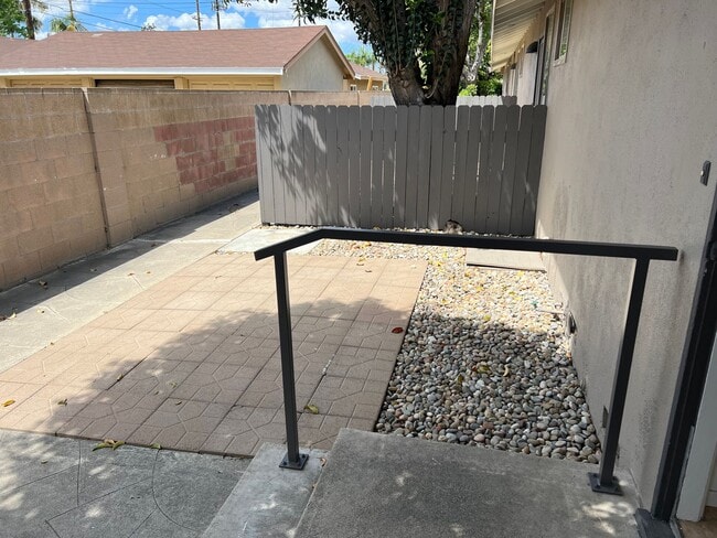 Building Photo - Charming 1 Bedroom unit, completely remodeled with In-Unit Washer/Dryer!