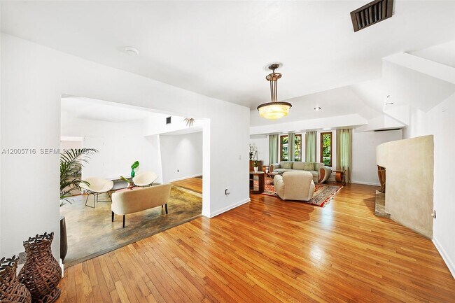 Building Photo - 5627 Granada Blvd