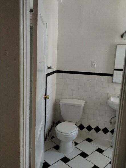 Building Photo - 901 S Kingsley Dr