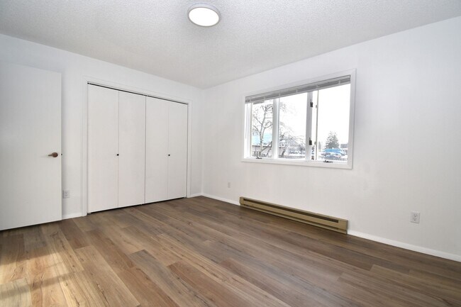 Building Photo - New Paint and Flooring throughout! Views of the Bridger Mountains!