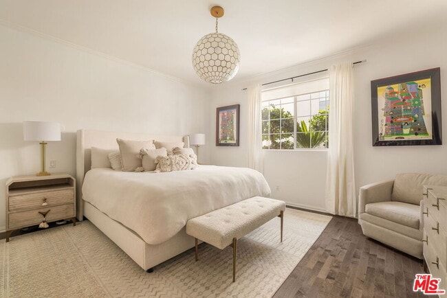 Building Photo - 930 N Doheny Dr