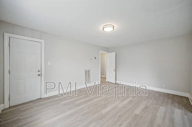 Building Photo - 3841 Chatham Cir