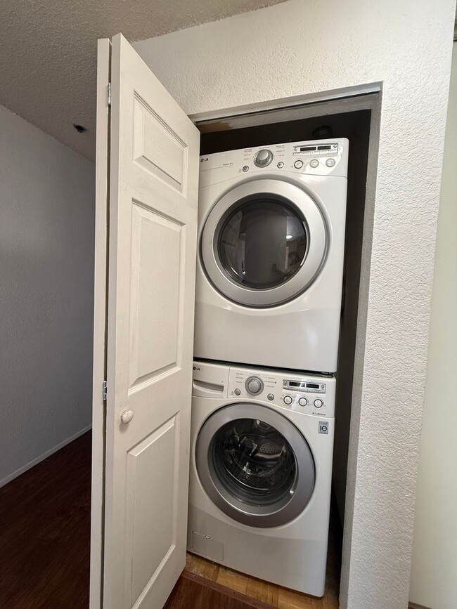 Building Photo - Well Maintained 2BD/2BTH Lynnwood Condo for Lease in Gated Community!