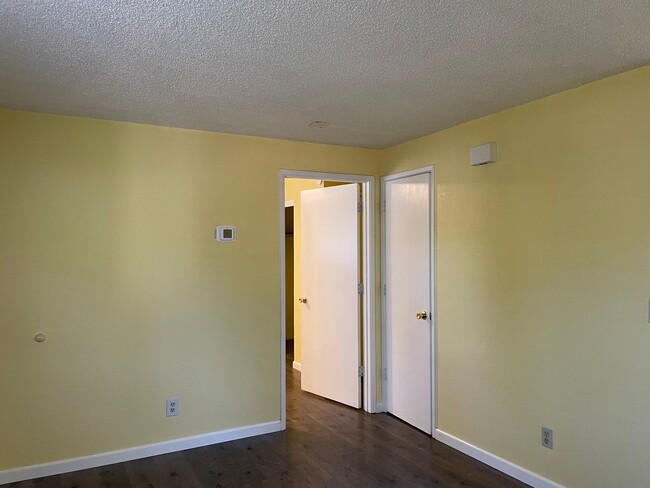 Building Photo - Great 1 bedroom, 1 bath cottage ~ nice quiet street