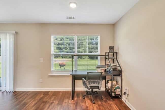 Building Photo - AVAILABLE NOW! (Pet Friendly)
