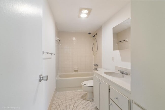 Building Photo - Spacious 1 bed 1 bath condo in Pembroke Pi...