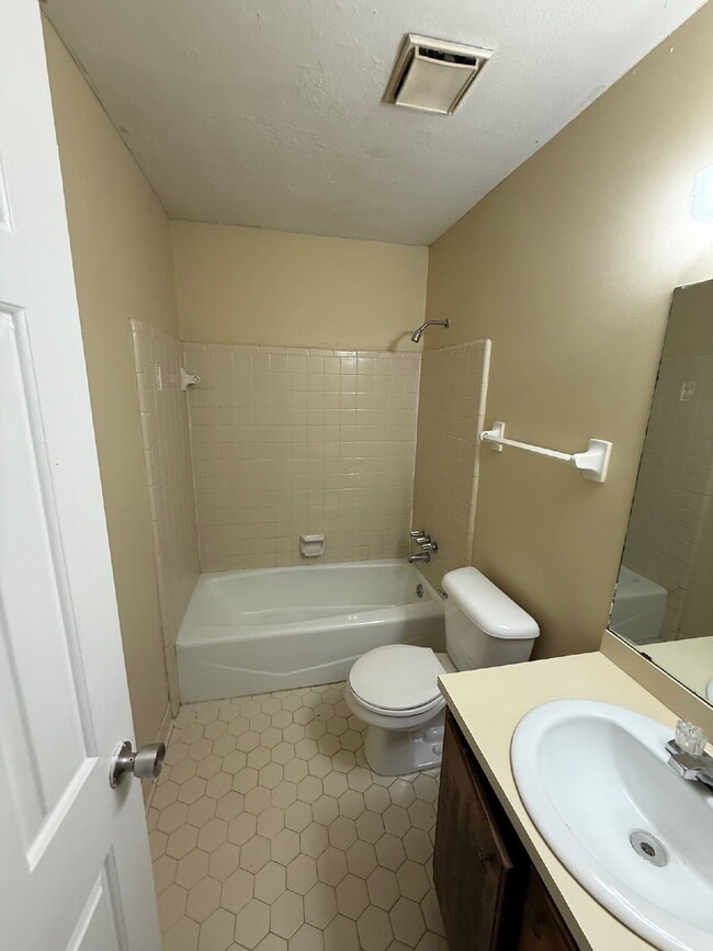 Building Photo - Freshly painted unit. Positioned along Navco Road, the home offers convenient access to major rou...