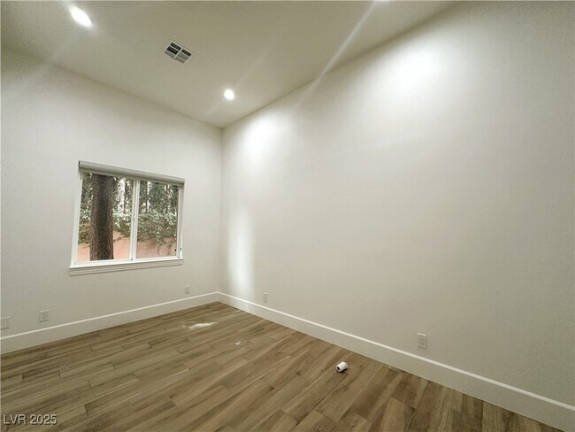 Building Photo - 2025 Grouse St