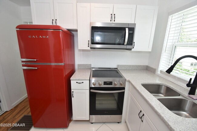 Building Photo - 403 N Oleander Ave