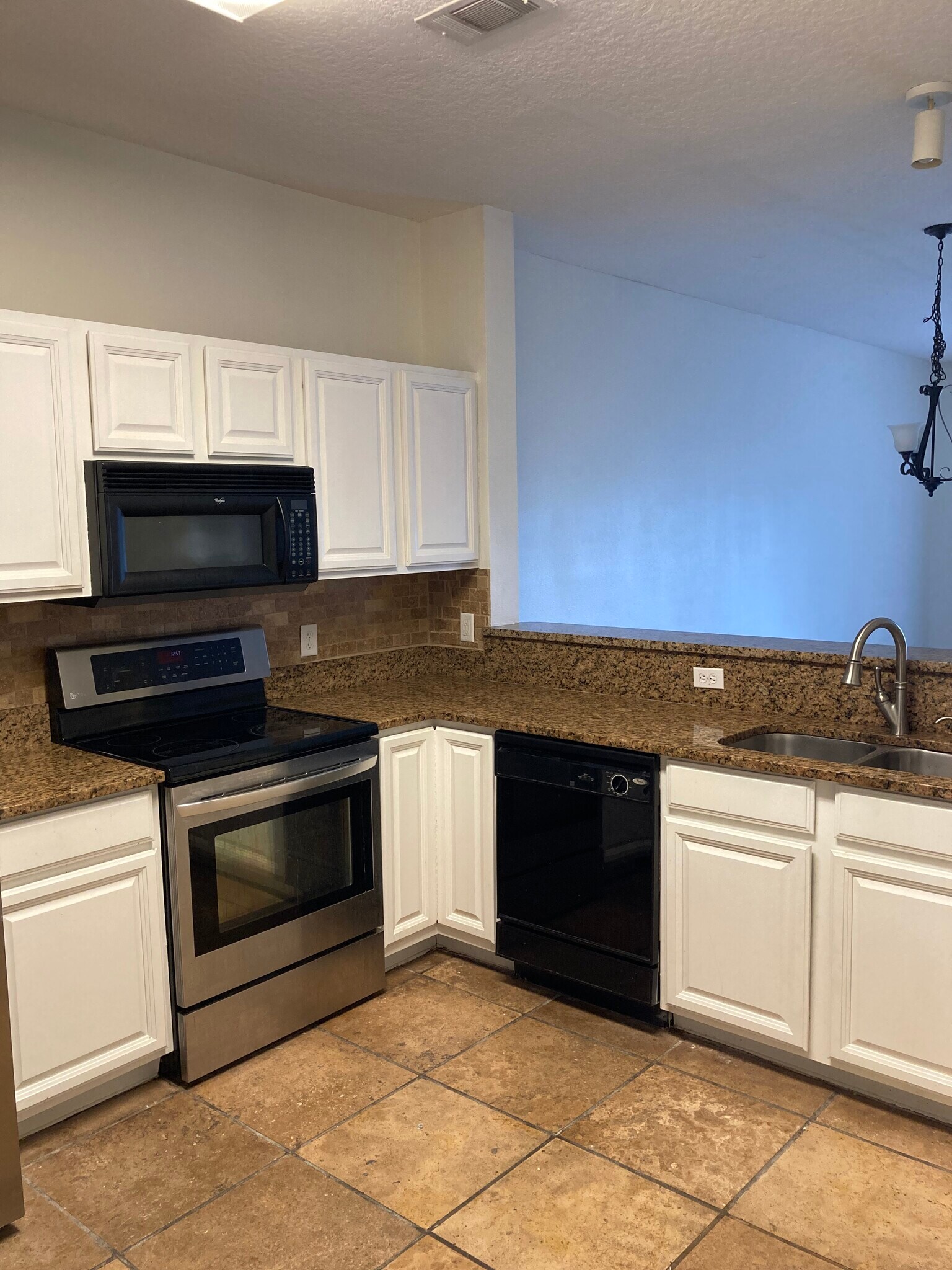 Building Photo - 421 Scrub Jay Dr