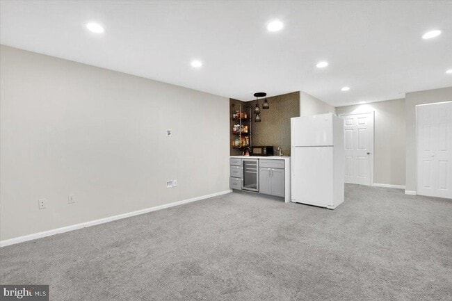 Building Photo - 8605 Western Oak Dr