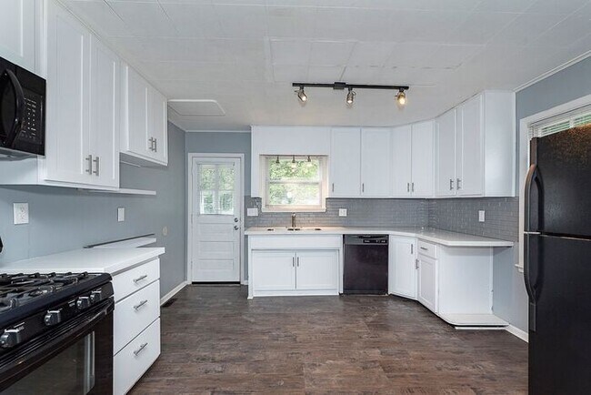 Building Photo - Great Broad Ripple Location With Fenced Backyard!