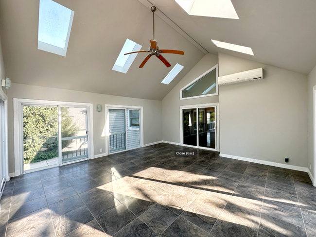 Building Photo - Elegant 4-Bedroom Home in Beautiful Lake S...