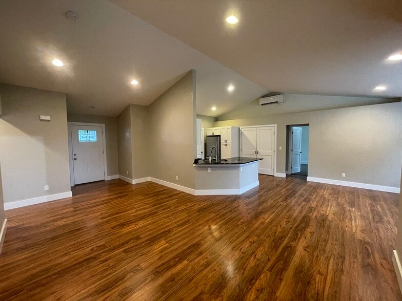 Building Photo - 627 N 3rd St