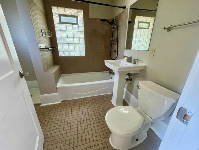 Building Photo - Immediate Move In or Nov 1st Beautiful 3 B...