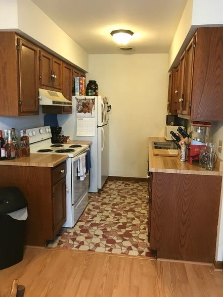 Galley Kitchen - 2738 Dartmouth Dr